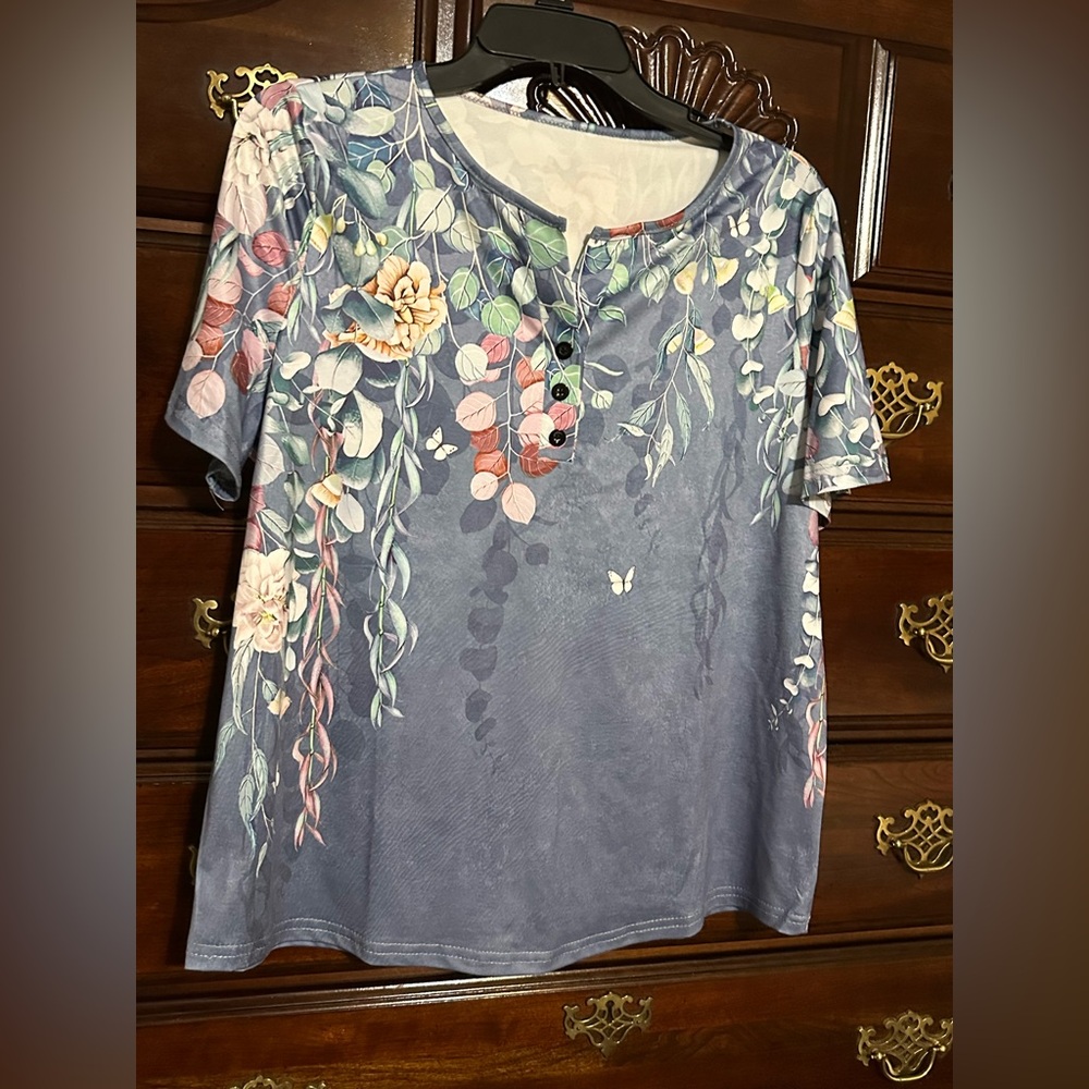 Floral‎ Print Tee] Summer Perfect Chic Floral Print Half on top.